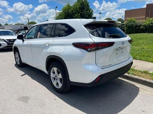 Pearl 2025 Toyota Highlander LE