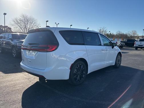 2026 Chrysler Pacifica Select