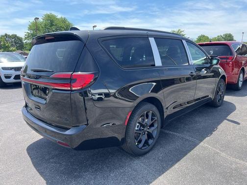 PXJ 2027 Chrysler Pacifica LIMITED