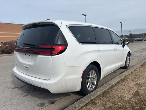 2025 Chrysler Pacifica Select