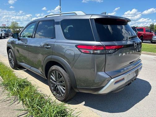 Gun Metallic 2024 Nissan Pathfinder SL