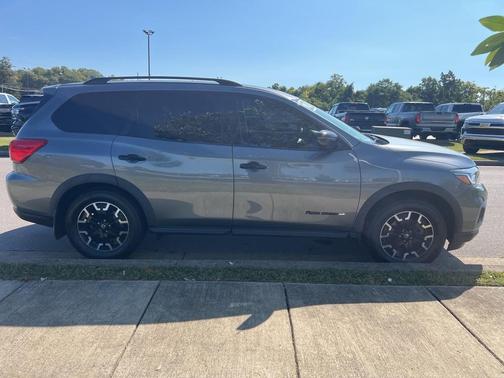 2020 Nissan Pathfinder SV