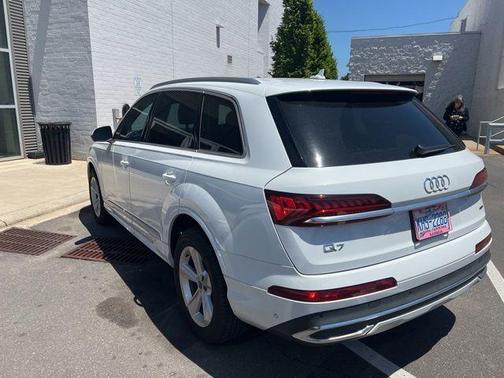 Glacier White Metallic 2023 Audi Q7 45 Premium