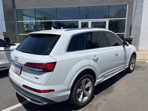 Glacier White Metallic 2023 Audi Q7 45 Premium