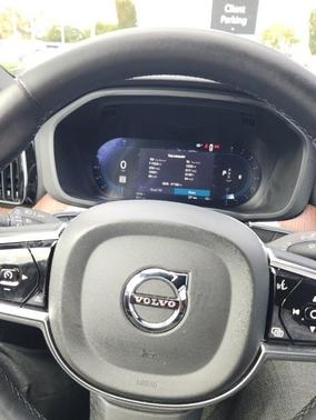 2024 Volvo XC60 B5 Plus Dark Theme