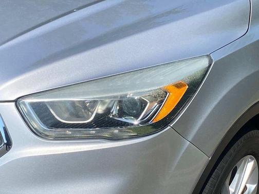Ingot Silver Metallic 2017 Ford Escape SE