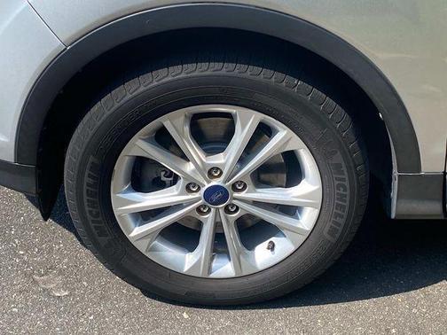 Ingot Silver Metallic 2017 Ford Escape SE