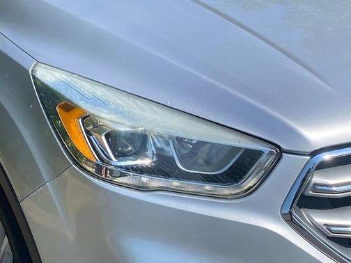 Ingot Silver Metallic 2017 Ford Escape SE