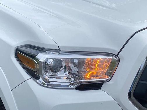 White 2022 Toyota Tacoma SR5