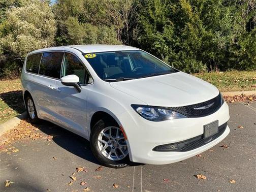 2022 Chrysler Voyager LX