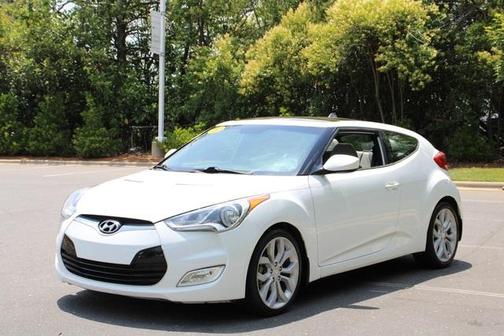 Photo 3 of 28 of 2013 Hyundai Veloster Base