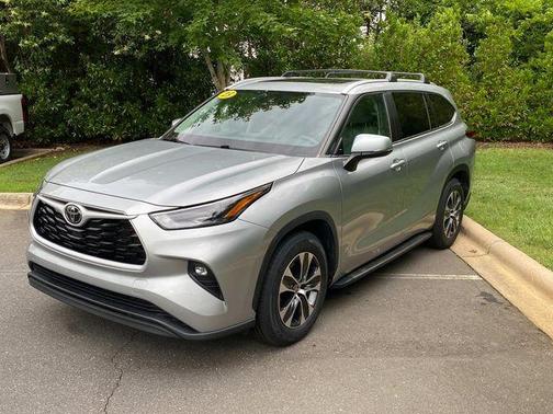 Celestial Silver Metallic 2023 Toyota Highlander XLE
