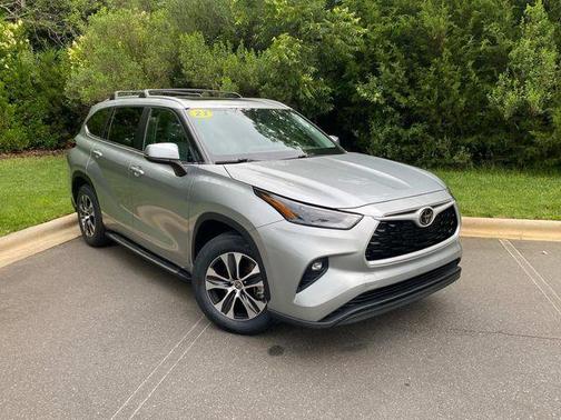 Celestial Silver Metallic 2023 Toyota Highlander XLE