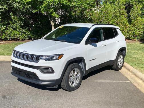 Bright White Clearcoat 2024 Jeep Compass Latitude
