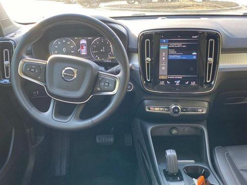 Onyx Black Metallic 2021 Volvo XC40 T5 Momentum