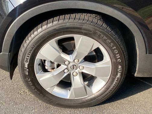 Onyx Black Metallic 2021 Volvo XC40 T5 Momentum