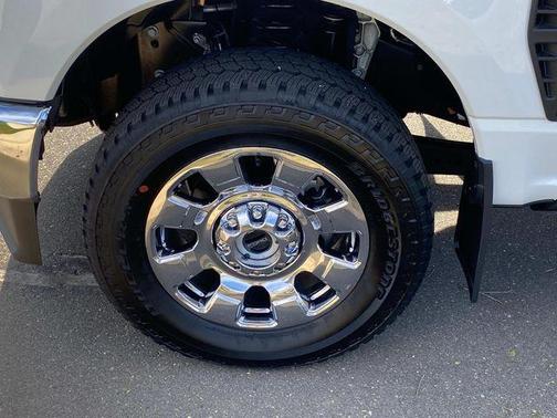 Oxford White 2025 Ford F-250 Lariat