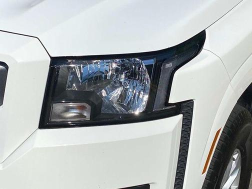 Glacier White 2024 Nissan Frontier SV