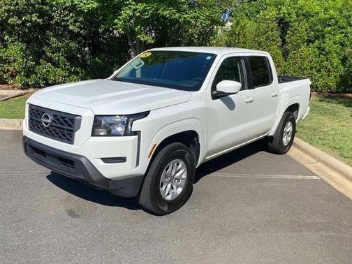 Glacier White 2024 Nissan Frontier SV