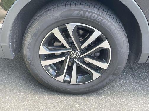 Deep Black Pearl Effect 2023 Volkswagen Tiguan 2.0T S