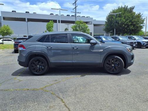 2025 Volkswagen Atlas Cross Sport 2.0T SE w/Technology