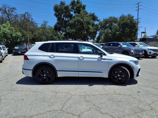 Opal White Pearl Effect 2023 Volkswagen Tiguan 2.0T SE R-Line Black