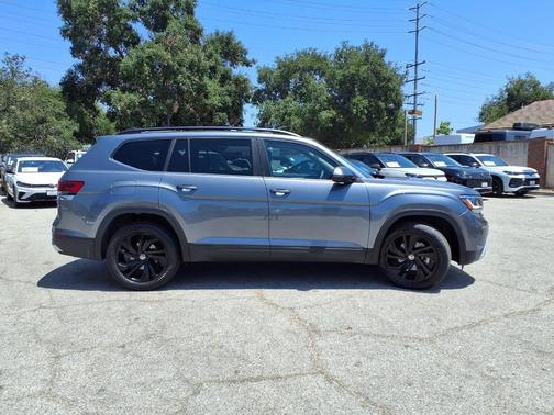 Platinum Gray Metallic 2023 Volkswagen Atlas 3.6L SE w/Technology