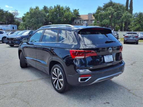 Deep Black Pearl Effect 2023 Volkswagen Taos 1.5T SE