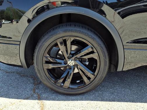 Deep Black Pearl Effect 2023 Volkswagen Tiguan 2.0T SE R-Line Black
