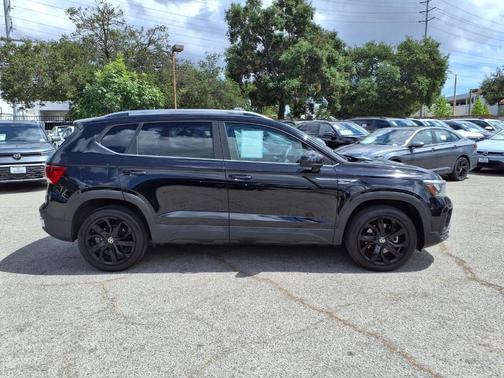 Deep Black Pearl Effect 2022 Volkswagen Taos 1.5T SE