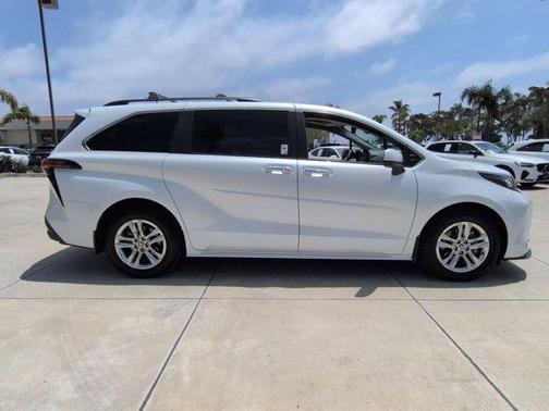 Wind Chill Pearl 2022 Toyota Sienna XLE