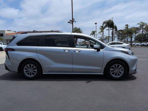Celestial Silver Metallic 2021 Toyota Sienna LE