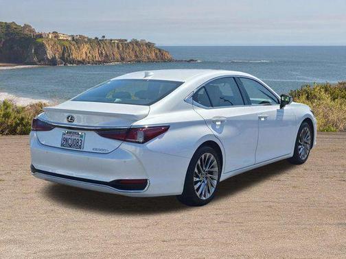 Eminent White Pearl 2024 Lexus ES 300h Luxury