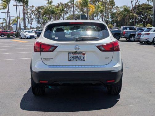 Pearl White Tricoat 2019 Nissan Rogue Sport SV