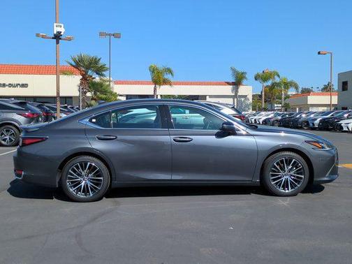 2025 Lexus ES 300h Base