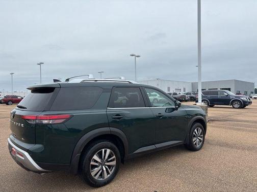 2024 Nissan Pathfinder SL