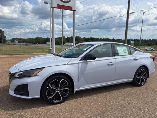 2025 Nissan Altima SR