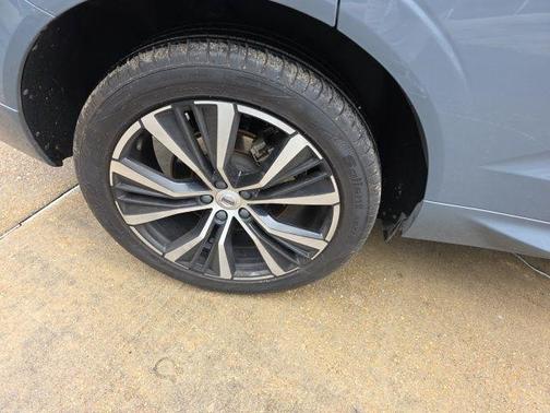 2023 Volvo XC60 B5 Plus Dark Theme