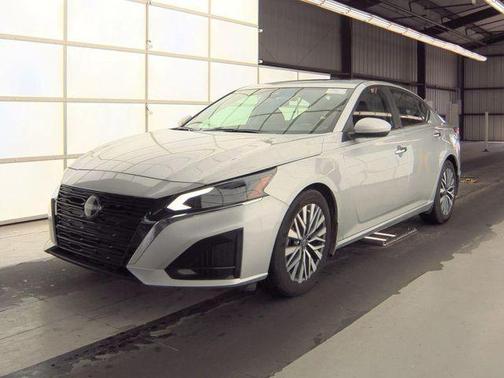 Brilliant Silver Metallic 2025 Nissan Altima SV