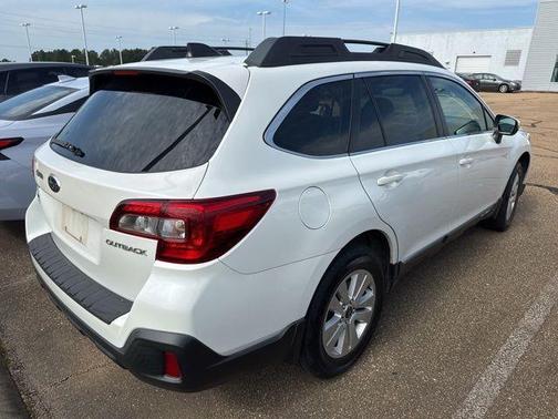 White 2019 Subaru Outback 2.5i Premium