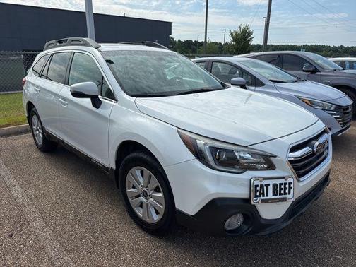 White 2019 Subaru Outback 2.5i Premium