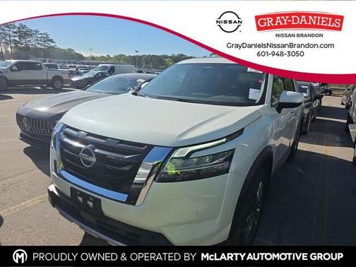 White 2024 Nissan Pathfinder SL