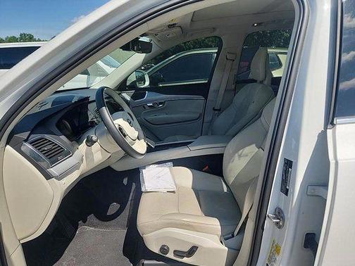 2022 Volvo XC90 T5 Momentum 7 Passenger
