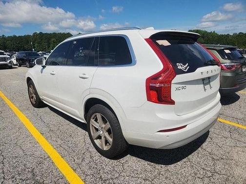 2022 Volvo XC90 T5 Momentum 7 Passenger