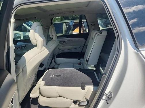 2022 Volvo XC90 T5 Momentum 7 Passenger