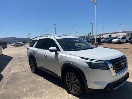Pearl 2025 Nissan Pathfinder SL