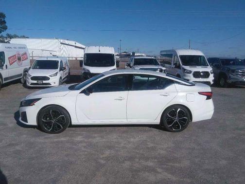 Glacier White 2024 Nissan Altima 2.5 SR
