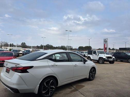 2025 Nissan Versa 1.6 SR