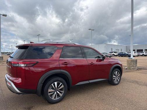 2024 Nissan Pathfinder SL