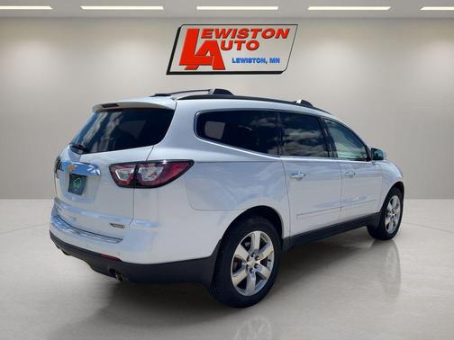 Iridescent Pearl Tricoat 2017 Chevrolet Traverse Premier